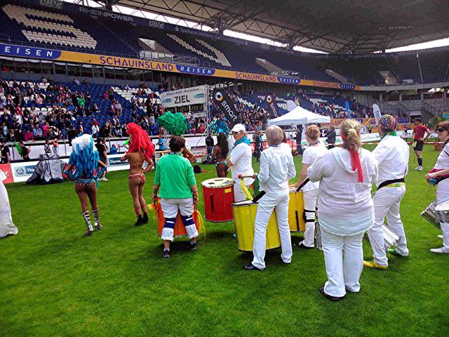 Marathon Duisburg 2014 mit Tänzerinnen von Samba Brasileiro